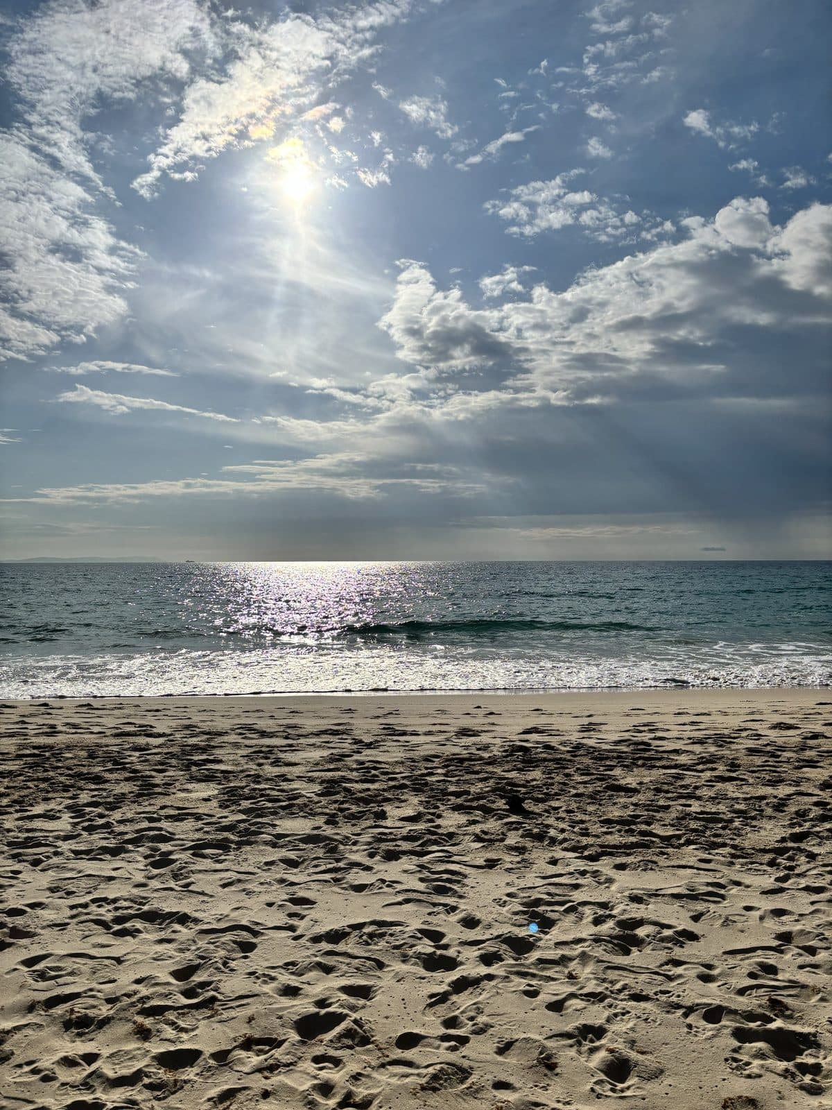 Sonne im Gegenlicht über dem Meer