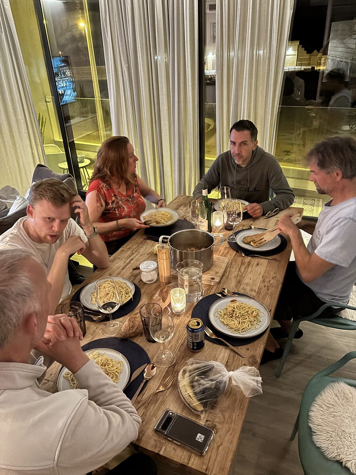 Gemeinsames Pasta-Abendessen in der Unterkunft