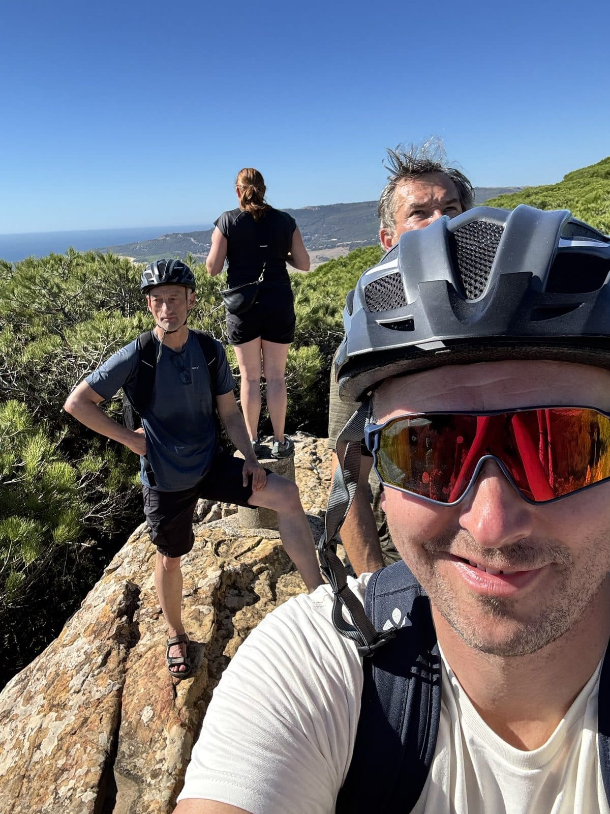 Selfie mit Helm und Sonnenbrille am Aussichtsfelsen