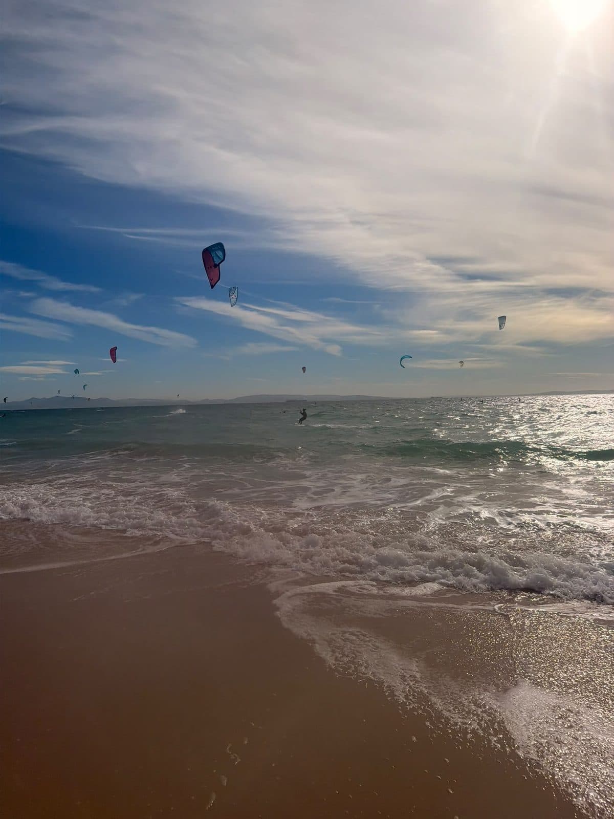 Viele bunte Kites über dem Meer
